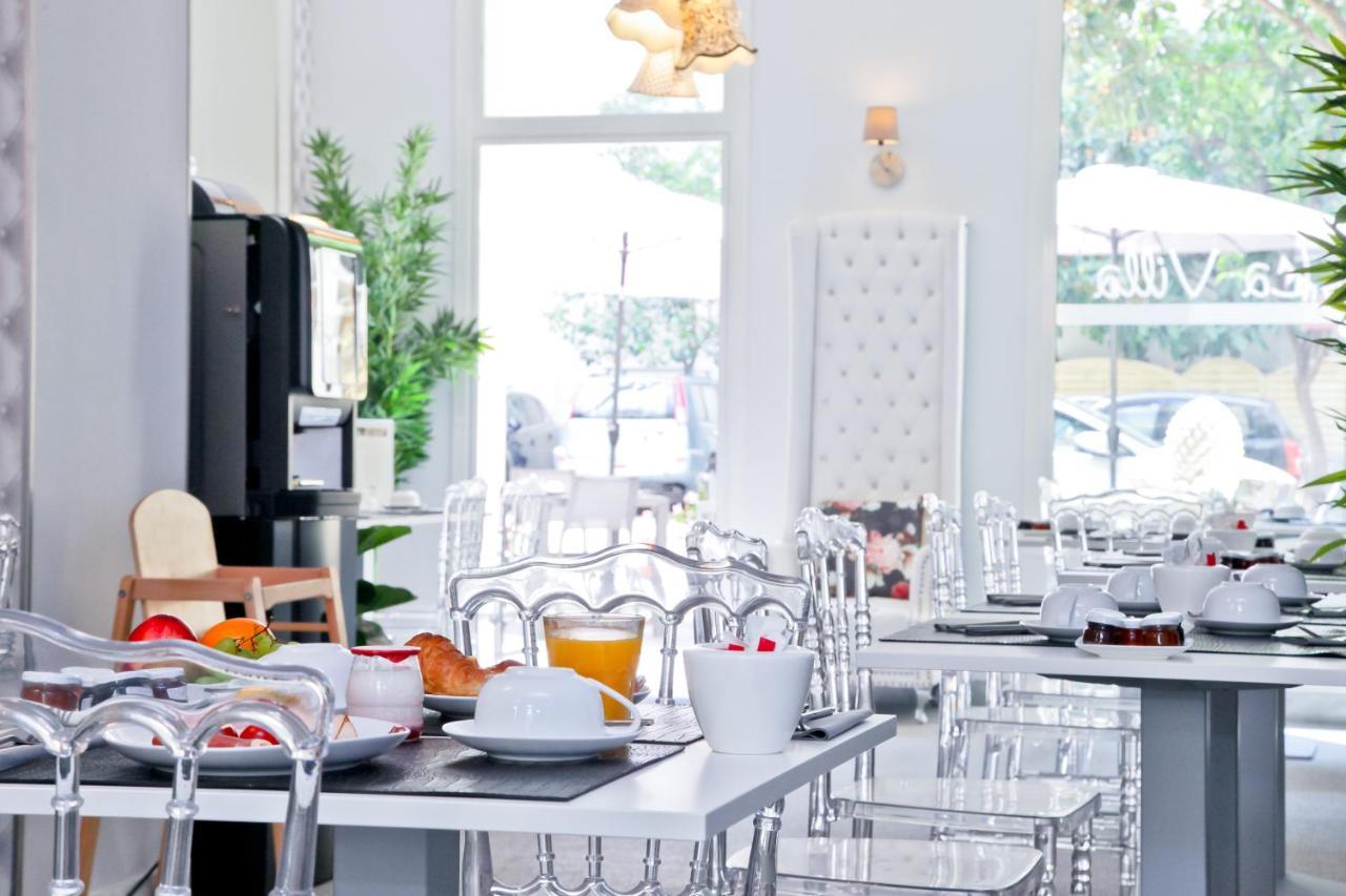 La Promenade Hotel