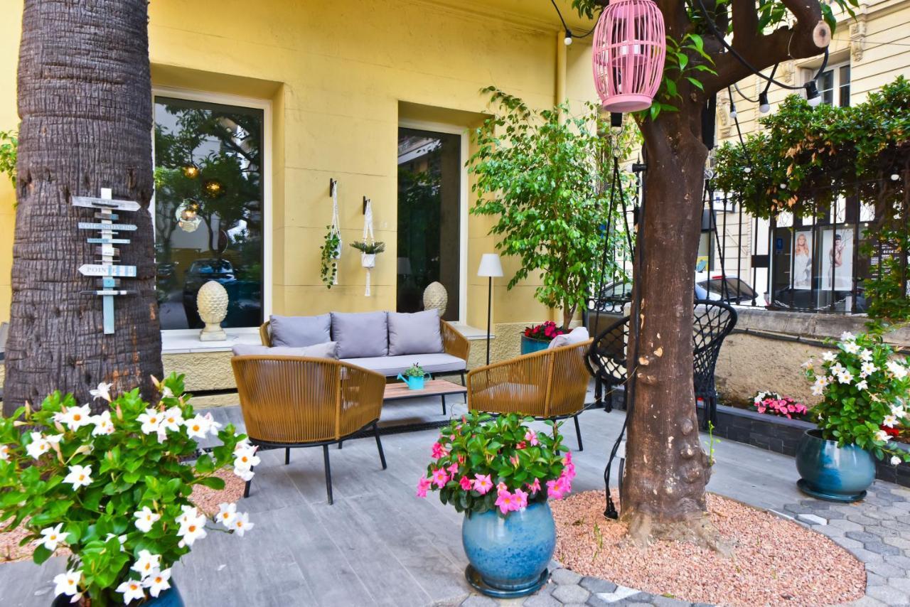 La Promenade Hotel