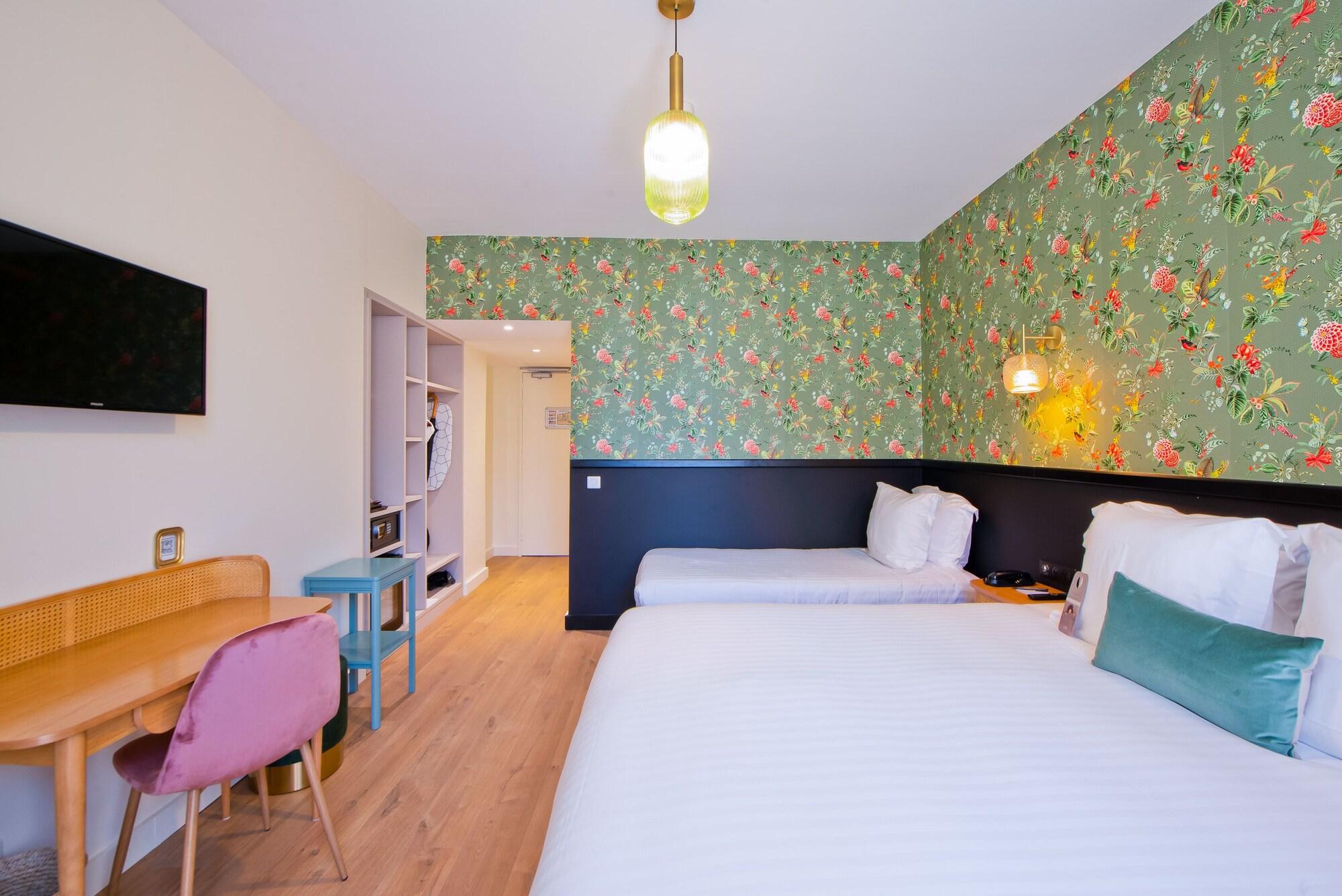 La Promenade Hotel